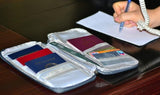 Διαβατήριο και κάτοχος εγγράφων σε επιλογή χρώματος